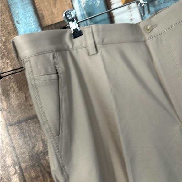 Greg Norman 40 stretch Men's Tan Shorts - Picture 6 of 12